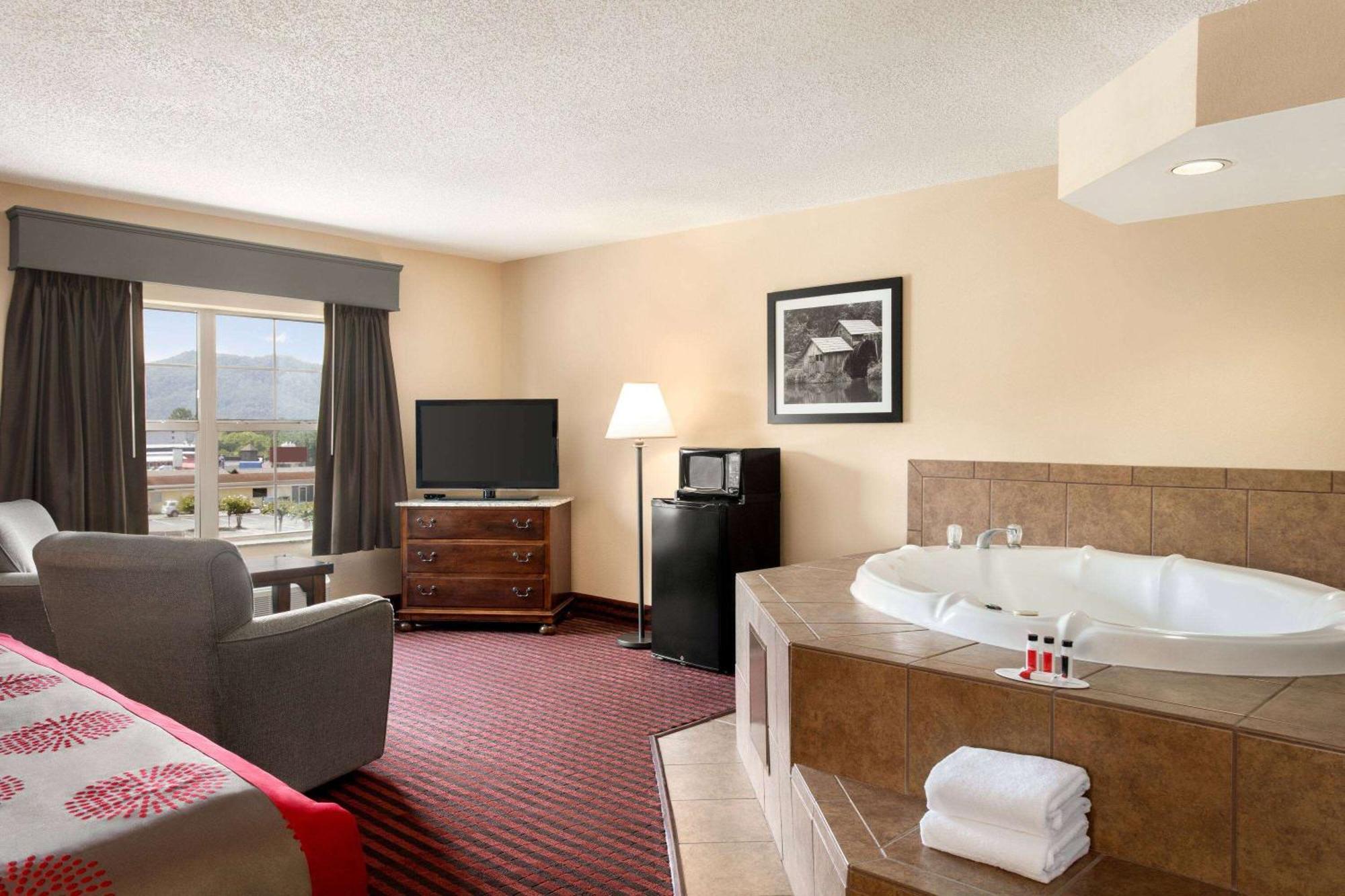 מלון Ramada By Wyndham Pigeon Forge North מראה חיצוני תמונה