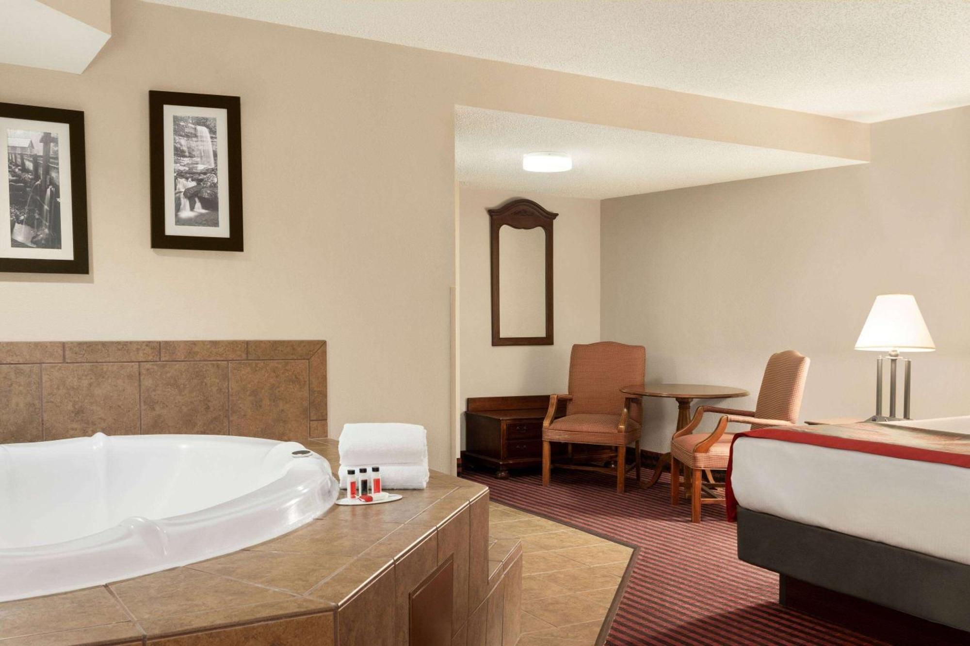 מלון Ramada By Wyndham Pigeon Forge North מראה חיצוני תמונה